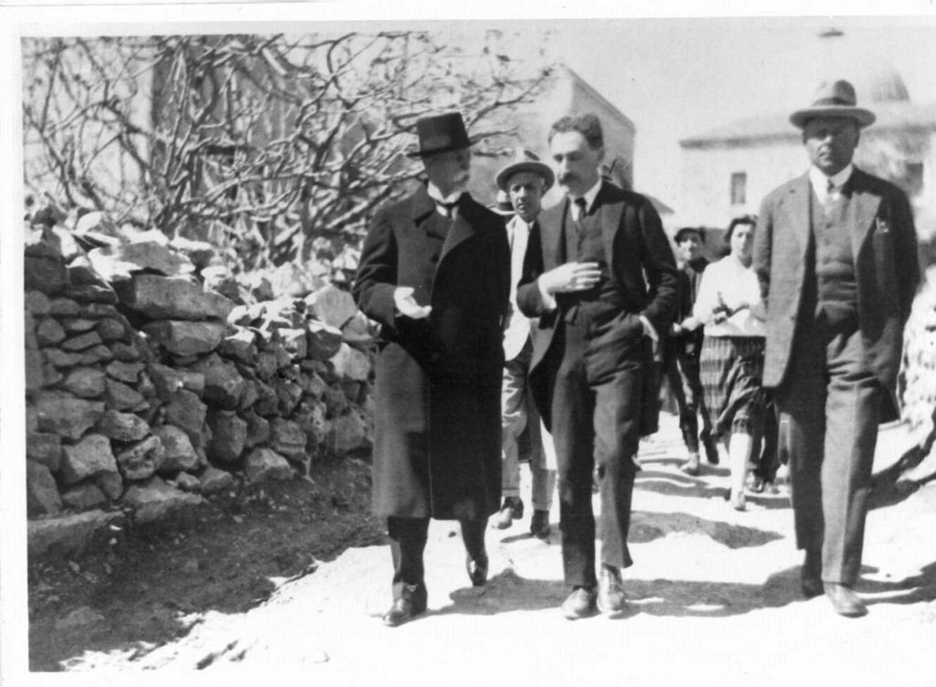 Bergman and the Czech president Masaryk on their way to visit the National Library, Jerusalem, 1927